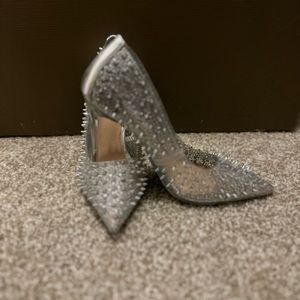 Studded Steve Madden closed toe shoes. Worn once for a photo shoot.